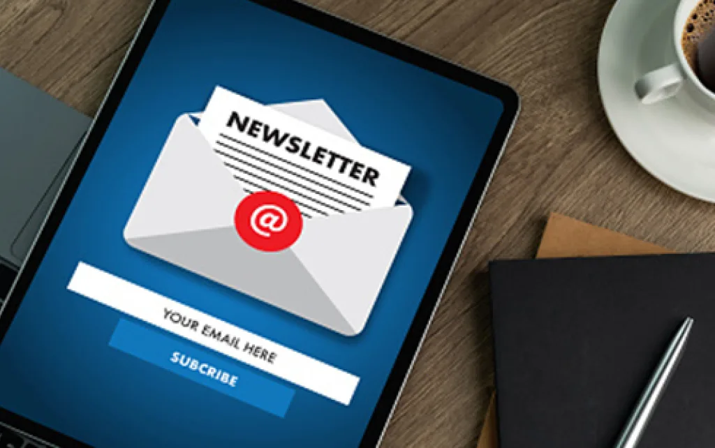 Tablett mit Newsletter
