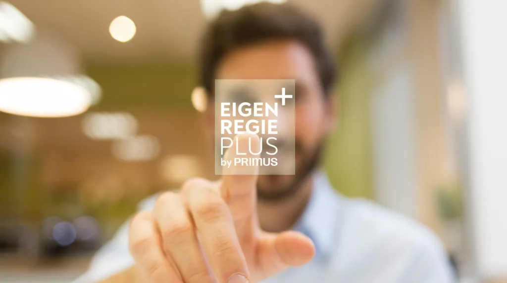 Mann zeigt mit Finger auf Eigenregie Plus Logo
