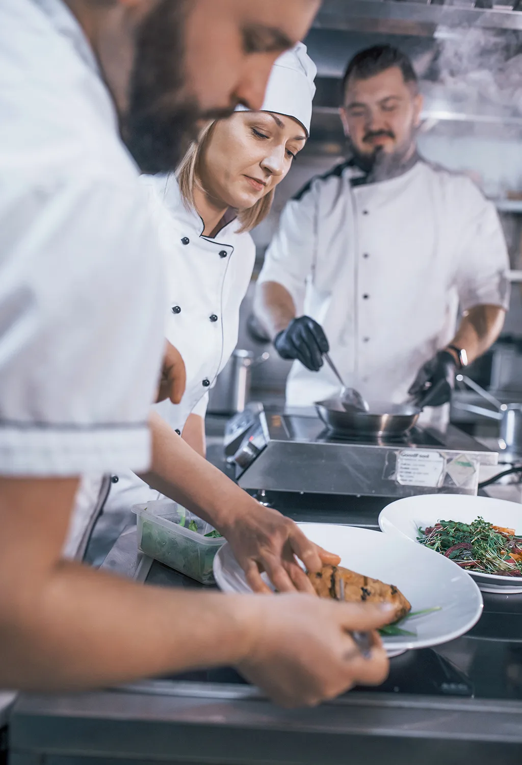 Menschen in der Küche beim Anrichten