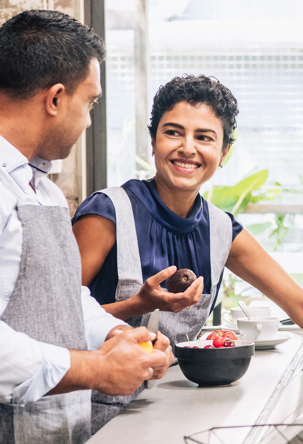 Mann und Frau in der Küche in einer Gesprächssituation
