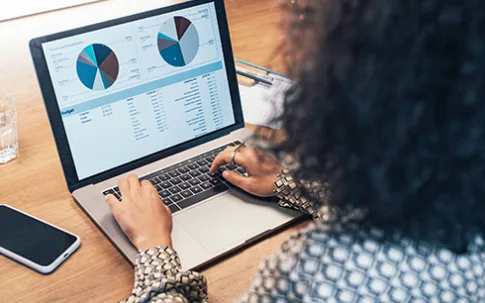 Frau sitzt vorm Laptop