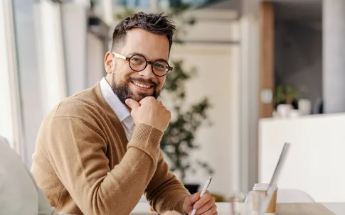 Mann mit Brille am Laptop