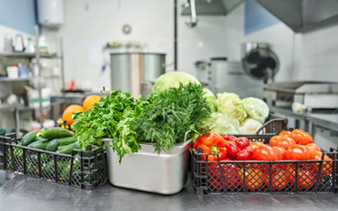 Gemüseeinkäufe in Kisten in einer Küche