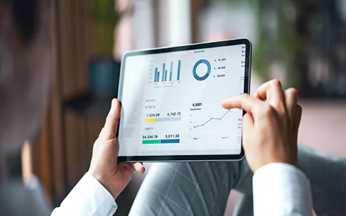 Tablet mit Auswertungen und Grafiken